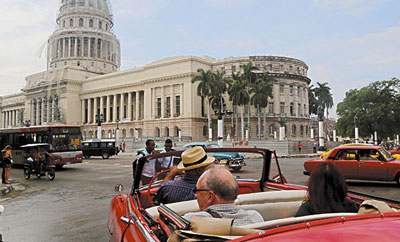 Ola de turistas llega a Cuba, antes de que la isla cambie