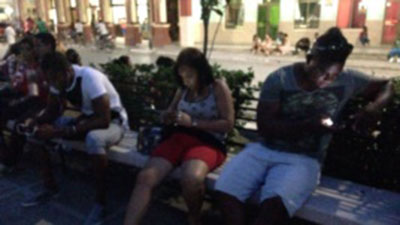 Emprendedores cubanos compran online con Wi-Fi