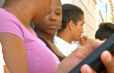 Cubanos se las ingenian para crear negocios en torno a puntos Wi-Fi