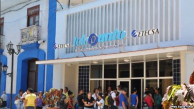 Cubanos se aglomeran ante oficinas de ETECSA por rebajas en servicio celular
